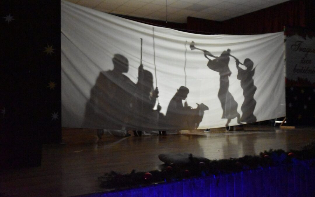 Božićna priredba Tragom žice božićnice ispunila je Kinodvoranu Kutjevo blagdanskim duhom